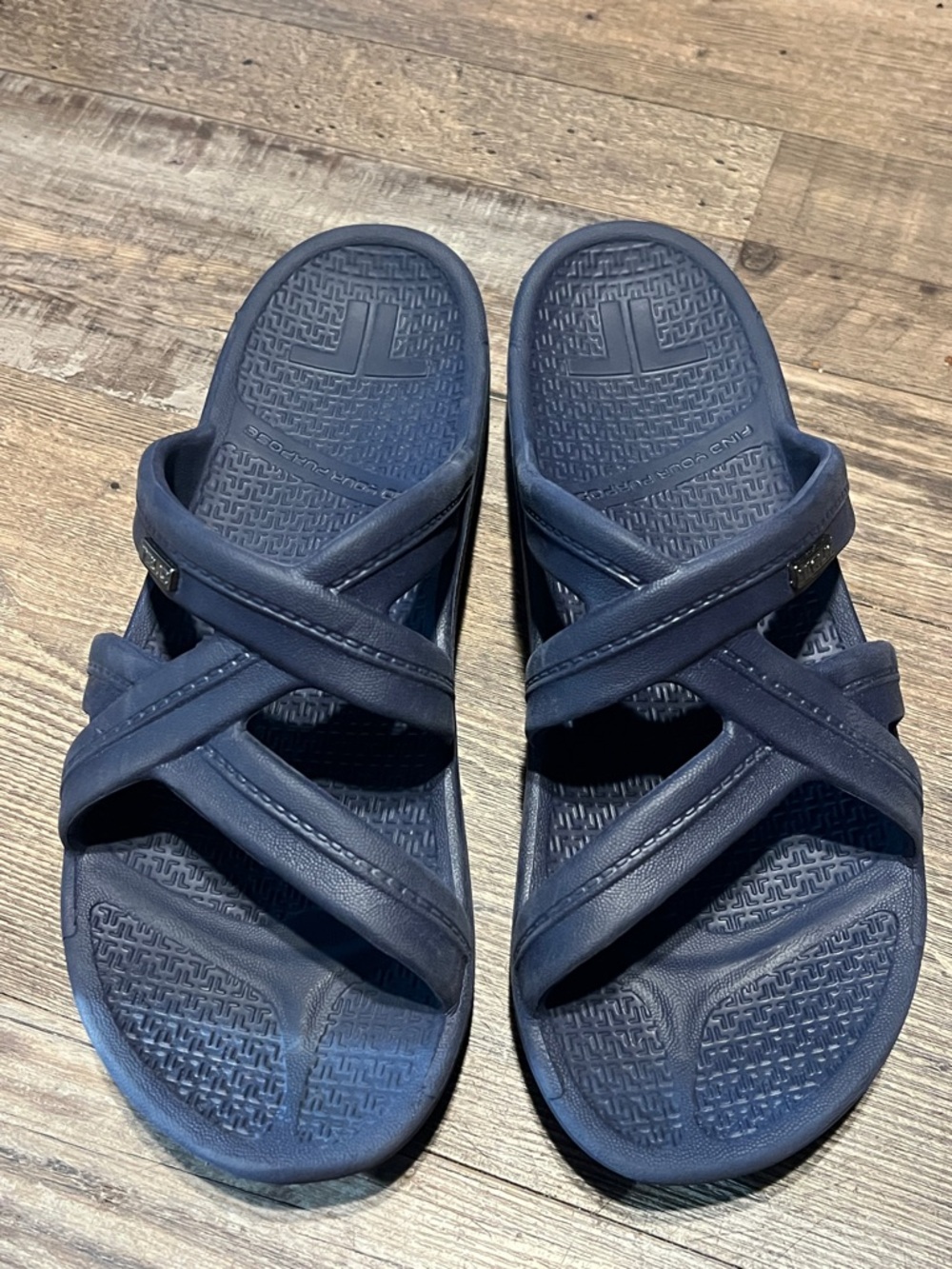 TELIC NAVY
Mallory Pillow Soft Arch
Support Women's Sandals Slides M